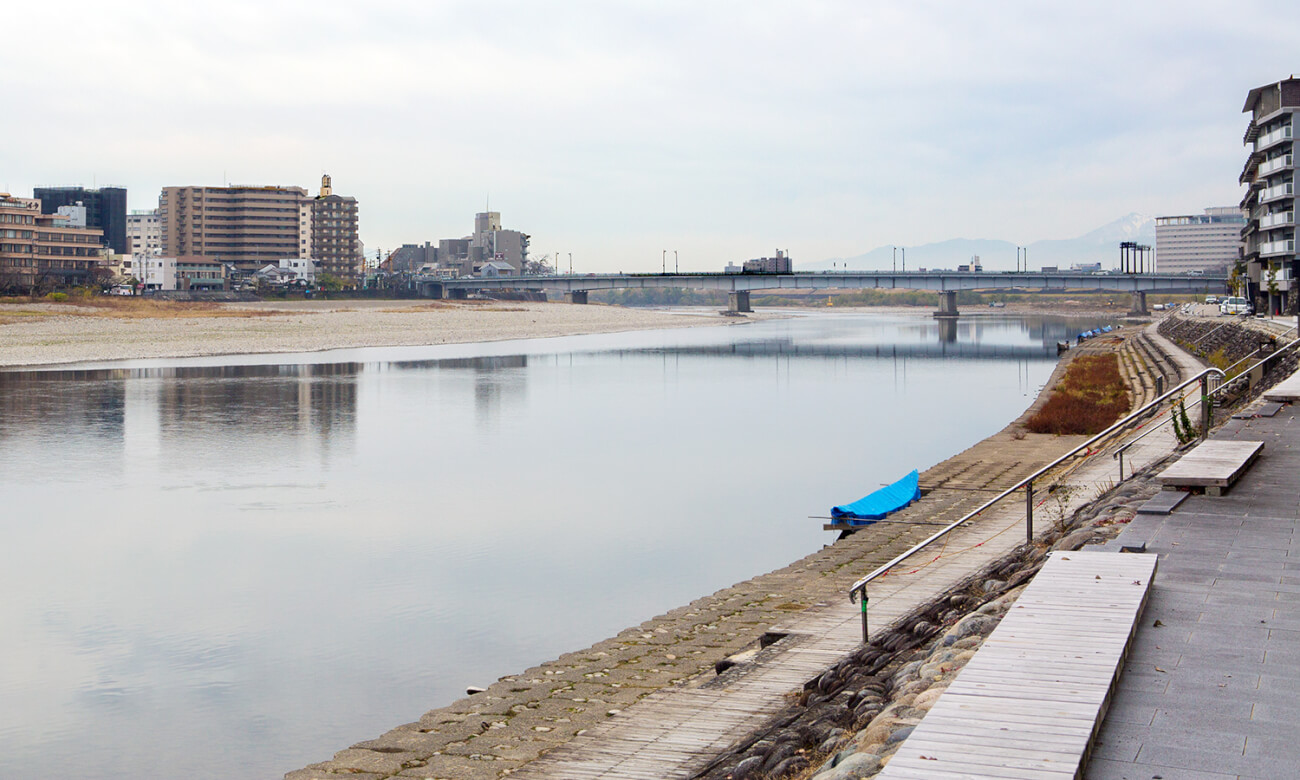 岸辺から望む長良川